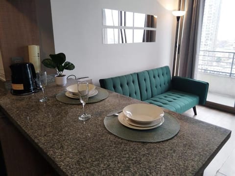 Living room, Food and drinks, Seating area, Dining area