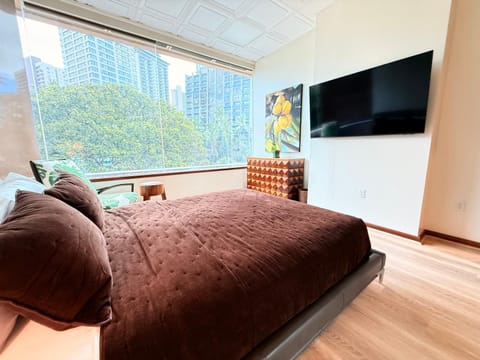 Bed, TV and multimedia, Seating area, Bedroom