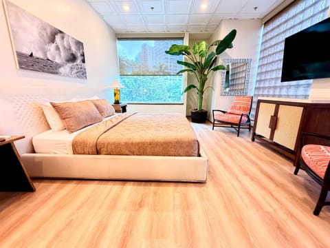 Bed, TV and multimedia, Seating area, Bedroom