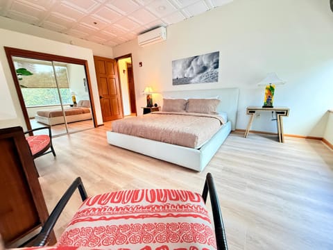 Bed, TV and multimedia, Seating area, Bedroom