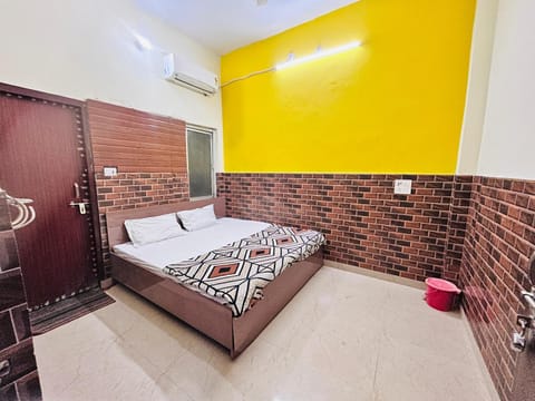 Shower, Toilet, Bed, Bathroom, Photo of the whole room, Bedroom, Non alcoholic drinks, internet, storage, towels, air conditioner