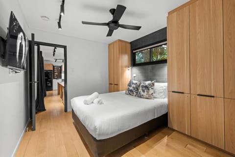 Photo of the whole room, Bedroom, wardrobe