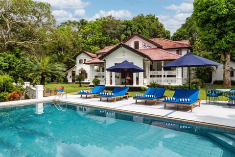 Property building, Day, Garden, Swimming pool, Swimming pool, sunbed