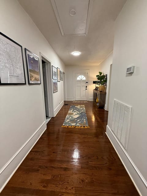 Charming 2-Bedroom 1 Bath Near Everything House in Anderson