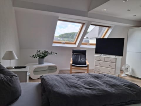 Bed, TV and multimedia, Photo of the whole room, Seating area