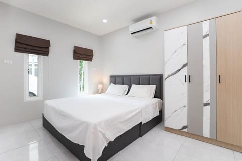 Bed, Photo of the whole room, Bedroom, wardrobe
