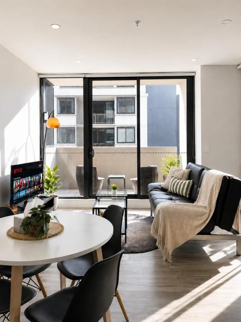 Communal lounge/ TV room, TV and multimedia, Living room, Seating area, Dining area, Evening entertainment