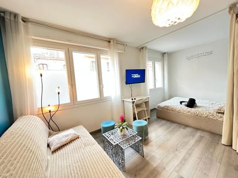 Photo of the whole room, Bedroom