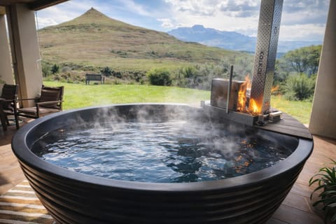 Patio, Patio, Nearby landmark, Day, Natural landscape, BBQ facilities, Garden, Hot Tub, Hot Tub, Seating area, Dining area, Garden view, Garden view, Mountain view