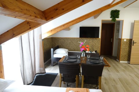 TV and multimedia, Seating area