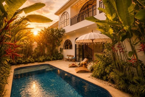 Property building, Patio, Garden, Garden view, Pool view, Swimming pool, sunbed