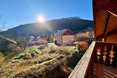 Charming and bright cottage in Briançon Chalet in Briançon