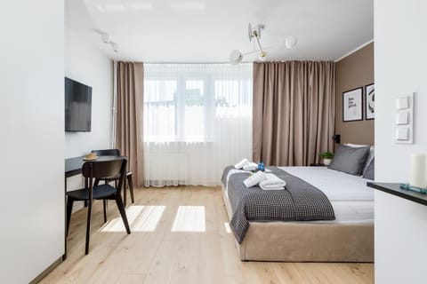 Bed, TV and multimedia, Bedroom, towels