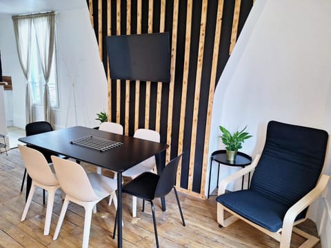 Bed, Living room, Seating area, Dining area, internet, internet