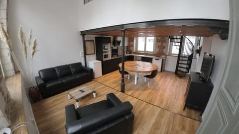 TV and multimedia, Kitchen or kitchenette, Living room, Seating area