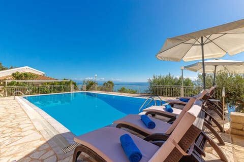 View (from property/room), Balcony/Terrace, Pool view, Sea view, Swimming pool, sunbed