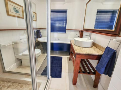 Shower, Toilet, Bathroom, Bath, towels