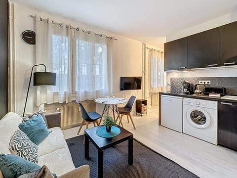 TV and multimedia, Kitchen or kitchenette, Living room, Seating area, Dining area, internet, toaster, washing machine