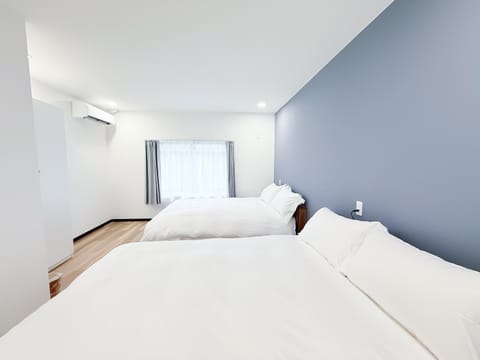 Bed, Photo of the whole room, Bedroom, air conditioner