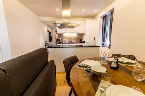 Kitchen or kitchenette, Seating area, Dining area, Food, pet friendly, stove