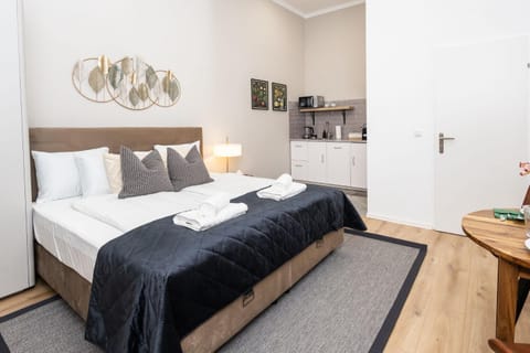 Bed, towels