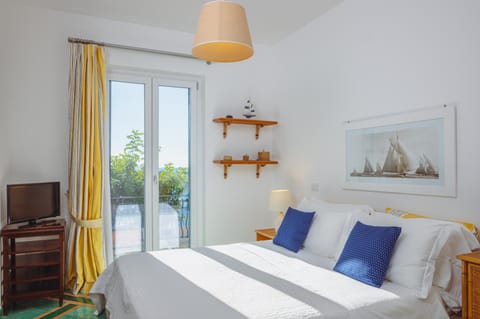 Bed, TV and multimedia, Photo of the whole room, Bedroom