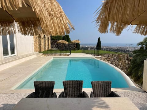 Large villa, 6 ensuite bedrooms, infinite heated pool and panoramic view Villa in Mougins