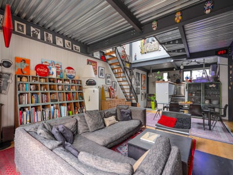 Communal lounge/ TV room, Library, TV and multimedia, Kitchen or kitchenette, Living room, Seating area, Evening entertainment