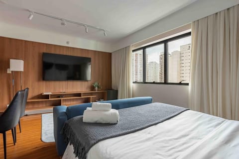 Bed, TV and multimedia, Living room, Photo of the whole room, Seating area, Bedroom, towels