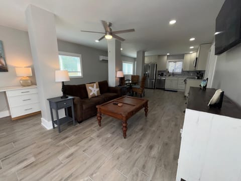 TV and multimedia, Kitchen or kitchenette, Living room, Photo of the whole room, Seating area