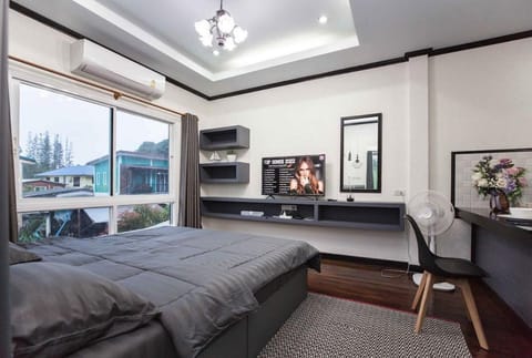 Bed, TV and multimedia, Seating area, Bedroom