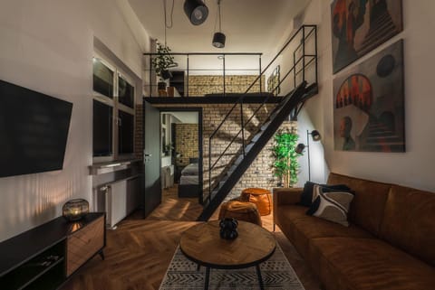 TV and multimedia, Living room, Seating area, Evening entertainment
