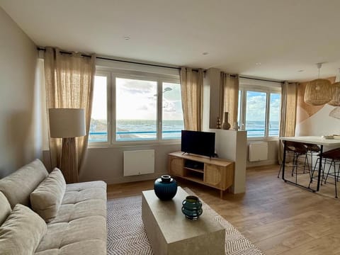 Communal lounge/ TV room, TV and multimedia, Living room, Seating area