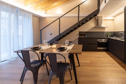 Kitchen or kitchenette, Dining area