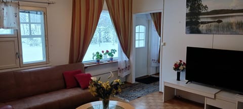 Communal lounge/ TV room, TV and multimedia, Living room, Seating area, Evening entertainment