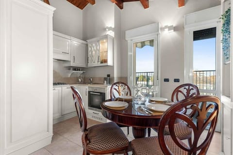 Kitchen or kitchenette, Seating area, Dining area, stove