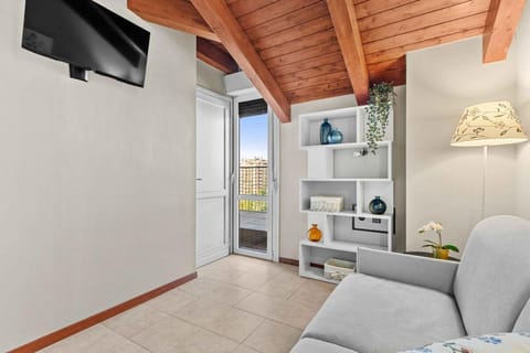 Bed, TV and multimedia, Seating area, Bedroom