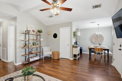 Howdy Hang Out - Cozy, Cute and Comfortable House! home House in College Station