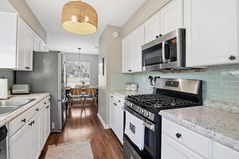 Howdy Hang Out - Cozy, Cute and Comfortable House! home House in College Station