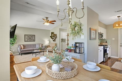 Howdy Hang Out - Cozy, Cute and Comfortable House! home House in College Station