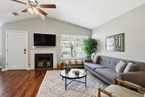 Howdy Hang Out - Cozy, Cute and Comfortable House! home House in College Station