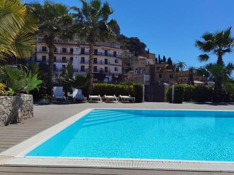 Swimming pool, sunbed