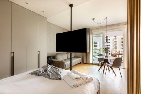 Bed, TV and multimedia, Living room, Photo of the whole room, Bedroom, towels
