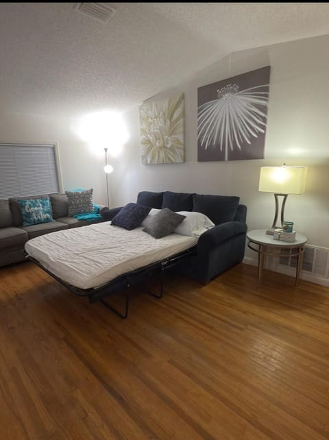 Cozy Quiet Near Downtown DeLand- Daytona Beach House in DeLand