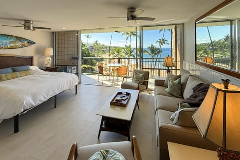 Mana Kai 304 - Renovated Oceanfront 2BR/2BA Condo, Split AC, Beach Access, Views House in Wailea