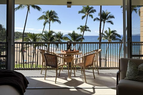 Mana Kai 304 - Renovated Oceanfront 2BR/2BA Condo, Split AC, Beach Access, Views House in Wailea