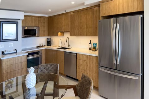 Mana Kai 304 - Renovated Oceanfront 2BR/2BA Condo, Split AC, Beach Access, Views House in Wailea