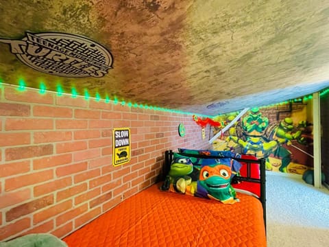 Radical 80's Getaway! A Blast From The Past! House in Sandusky