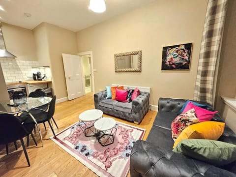 2 Bedroom Apt, 4 Beds, 3 TV near Fountain Park Apartment in Edinburgh