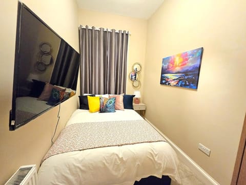 2 Bedroom Apt, 4 Beds, 3 TV near Fountain Park Apartment in Edinburgh